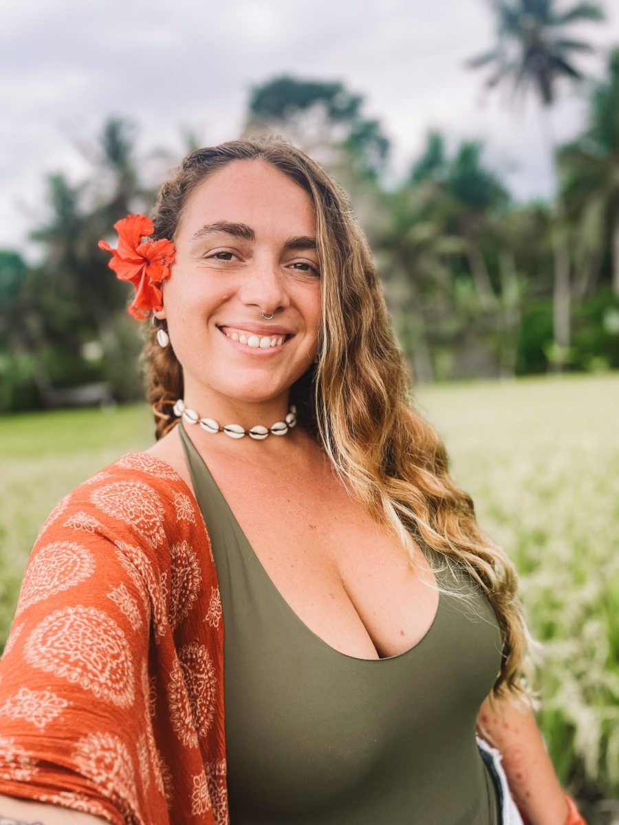 Serena sonriendo con una flor de hibisco